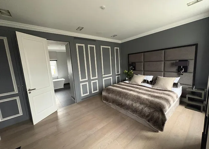 Luxury 4 Bedrooms 5 Baths 2 Receptions Family House With Garden Chelsea
